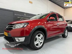 Rood Gebruikt 2014 Dacia Sandero Lauréate Hatchback | € 4.999 (Eerlijke prijs)
