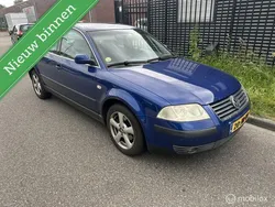 Blauw Gebruikt 2002 VW Passat Comfortline Sedan | € 999 (Goede deal)