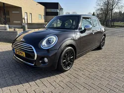 Bruin, metallic lak Gebruikt 2016 Mini Cooper Business Hatchback | € 13.945 (Super prijs)