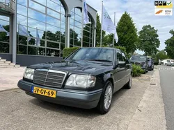 Zwart Gebruikt 1995 Mercedes E200 Elegance Sedan | € 4.900