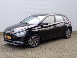 Phantom black (zwart metallic) Gebruikt 2024 Hyundai i20 Comfort Hatchback | € 18.440 (Eerlijke prijs)