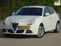 Wit Gebruikt 2011 Alfa Romeo Giulietta Distinctive Hatchback | € 3.999 (Eerlijke prijs)