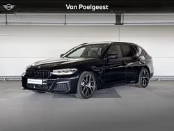 Zwart, metallic lak Gebruikt 2023 BMW 530e Comfort Edition Stationwagen | € 49.900 (Eerlijke prijs)