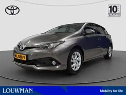 Grijs metallic Gebruikt 2017 Toyota Auris Trend Hatchback | € 14.450 (Eerlijke prijs)