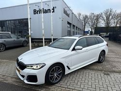 Wit (metallic) Gebruikt 2021 BMW 530e M Sport Stationwagen | € 34.950 (Eerlijke prijs)