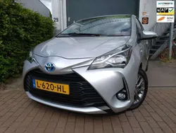 Grijs, metallic lak Gebruikt 2017 Toyota Yaris Hybrid Executive Hatchback | € 15.750 (Super prijs)