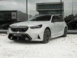 Grijs Nieuw 2025 BMW M5 Comfort Edition Stationwagen | € 152.900 (Goede deal)