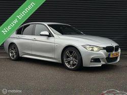 Grijs Gebruikt 2018 BMW 318 M Sport Sedan | € 18.600 (Eerlijke prijs)