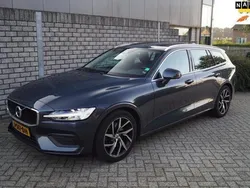 Blauw, metallic lak Gebruikt 2020 Volvo V60 Momentum Stationwagen | € 28.450 (Eerlijke prijs)