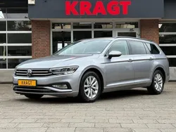 Grijs, metallic lak Gebruikt 2023 VW Passat Business Stationwagen | € 26.950 (Eerlijke prijs)
