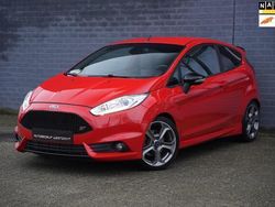Rood, metallic lak Gebruikt 2014 Ford Fiesta ST Hatchback | € 9.950 (Eerlijke prijs)