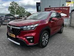 Rood, metallic lak Gebruikt 2023 Suzuki SX4 S-Cross Style SUV | € 26.950 (Eerlijke prijs)