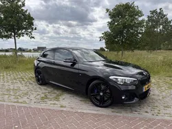 Zwart Gebruikt 2018 BMW 118 Shadowline Hatchback | € 18.950 (Eerlijke prijs)