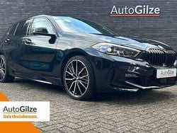 Zwart Gebruikt 2024 BMW 118 Basis Hatchback | € 35.745 (Eerlijke prijs)