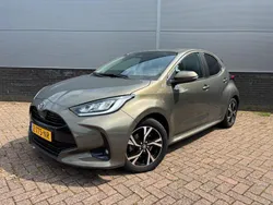 Groen, metallic lak Gebruikt 2024 Toyota Yaris Edition Hatchback | € 24.880 (Eerlijke prijs)
