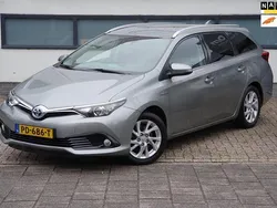 Grijs, metallic lak Gebruikt 2017 Toyota Auris Touring Sports Stationwagen | € 12.450 (Goede deal)
