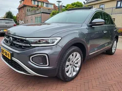 Grijs, metallic lak Gebruikt 2024 VW T-Roc Highline SUV | € 36.950 (Eerlijke prijs)