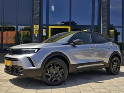 , metallic lak Gebruikt 2024 Opel Mokka GS Line SUV | € 25.950 (Eerlijke prijs)
