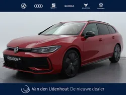 Rood Nieuw 2024 VW Passat Business Stationwagen | € 48.550 (Iets duurder)