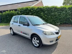 Grijs, metallic lak Gebruikt 2006 Mazda 2 Exclusive MPV | € 1.500 (Eerlijke prijs)