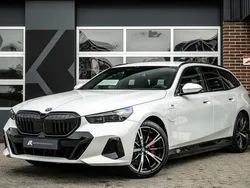 Wit, metallic lak Gebruikt 2024 BMW 530e M Sport Stationwagen | € 71.900