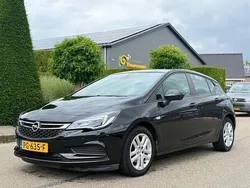 Zwart Gebruikt 2017 Opel Astra Edition Hatchback | € 6.350 (Iets duurder)