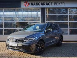 Grijs (metallic) Gebruikt 2023 VW Tiguan R-line SUV | € 38.450 (Eerlijke prijs)