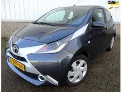 Grijs Gebruikt 2014 Toyota Aygo X-play Hatchback | € 7.195 (Eerlijke prijs)