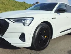 Wit, metallic lak Gebruikt 2022 Audi e-tron S-Line SUV | € 35.450 (Super prijs)