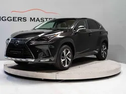 Zwart, metallic lak Gebruikt 2018 Lexus NX300h President Line SUV | € 37.350 (Eerlijke prijs)