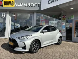 Grijs, metallic lak Gebruikt 2021 Toyota Yaris Hybrid Plus Hatchback | € 19.500 (Goede deal)
