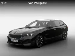 Saphirschwarz metallic (zwart metallic) Nieuw 2025 BMW 530e M Sport Stationwagen | € 94.440 (Duur)