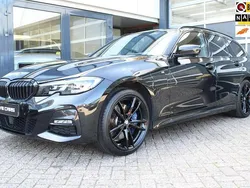 Zwart Gebruikt 2020 BMW 330e Executive Stationwagen | € 33.900 (Eerlijke prijs)