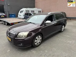 Rood Gebruikt 2007 Toyota Avensis Executive Stationwagen | € 999