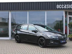 Zwart Gebruikt 2017 Opel Astra Business Hatchback | € 11.950 (Eerlijke prijs)