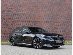 Blauw Gebruikt 2024 BMW 530e M Sport Stationwagen | € 79.950