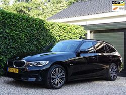 Zwart Gebruikt 2022 BMW 320e Comfort Edition Stationwagen | € 27.950 (Goede deal)