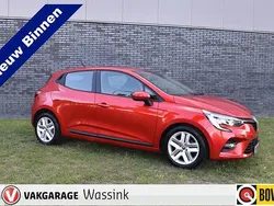 Rood Gebruikt 2022 Renault Clio V Zen Hatchback | € 12.440 (Eerlijke prijs)
