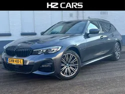 Grijs, metallic lak Gebruikt 2022 BMW 320e M Sport Stationwagen | € 32.945 (Eerlijke prijs)