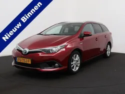 Rood, metallic lak Gebruikt 2017 Toyota Auris Touring Sports Stationwagen | € 15.950 (Eerlijke prijs)