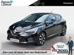 Noir étoilé gne (donker zwart) Gebruikt 2023 Renault Clio V Evolution Hatchback | € 22.935 (Eerlijke prijs)