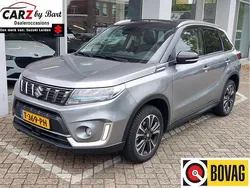 Grijs Gebruikt 2023 Suzuki Vitara Style SUV | € 28.445 (Eerlijke prijs)