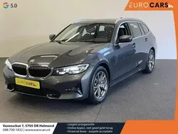 Grijs, metallic lak Gebruikt 2020 BMW 330e Sport Line Stationwagen | € 26.890 (Eerlijke prijs)