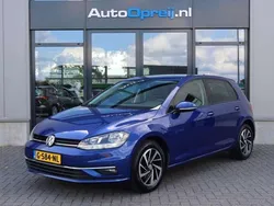 Blauw, metallic lak Gebruikt 2018 VW Golf VII Highline Hatchback | € 16.745 (Eerlijke prijs)