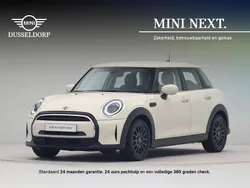 Pepper white (wit metallic) Gebruikt 2022 Mini ONE Business Hatchback | € 26.450 (Duur)