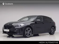Saphirschwarz metallic (zwart metallic) Gebruikt 2023 BMW 118 Comfort Edition Hatchback | € 36.895