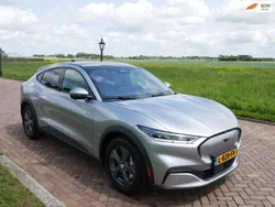 Grijs, metallic lak Gebruikt 2021 Ford Mustang Mach-E SUV | € 26.620 (Goede deal)