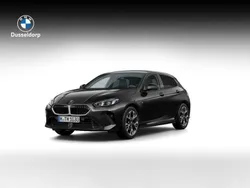 Zwart, metallic lak Nieuw 2025 BMW 120 M Sport Hatchback | € 49.790 (Super prijs)