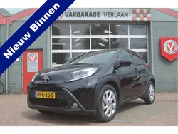 Zwart Gebruikt 2024 Toyota Aygo Play Hatchback | € 18.750 (Eerlijke prijs)
