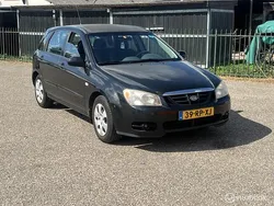 Zwart Gebruikt 2005 Kia Cerato LX Hatchback | € 1.200 (Eerlijke prijs)
